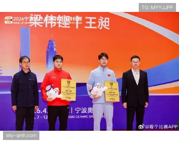 梁伟铿穿着拖鞋上场,隔壁年轻小将直接懵了! 梁伟铿穿着拖鞋上场,隔壁年轻小将直接懵了!